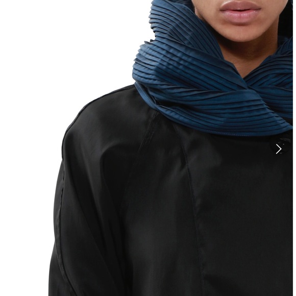 The “Mini” of the “DONATELLA”  classic reversible coat with pleated hood - Picture 4 of 16